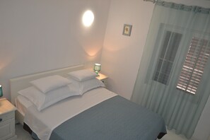 2 bedrooms, iron/ironing board, internet, bed sheets