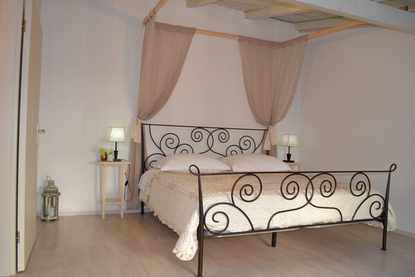 2 bedrooms, iron/ironing board, Internet, bed sheets