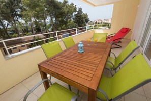 Outdoor dining - Apartments Ema - Deluxe Two-Bedroom Apartment with Balcony and Sea View (A4) (Zadar)