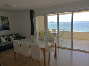 Dining - Apartments Ema - Deluxe Two-Bedroom Apartment with Balcony and Sea View (A4) (Zadar)
