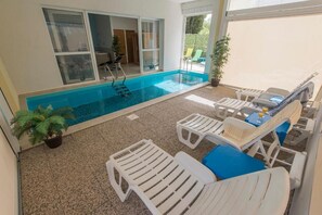 Innendørsbasseng og et oppvarmet basseng