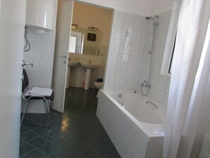 Badewanne, Haartrockner, Handtücher