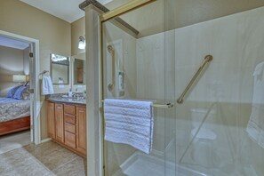 Douche, baignoire à remous, séchoir à cheveux, serviettes fournies