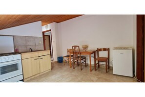 Refrigerador, horno, parrilla de estufa y utensilios de cocina 