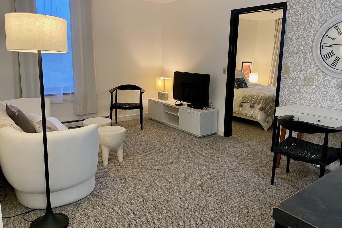 Corner Suite 1 | Living area | 40-inch Smart TV with cable channels, TV, computer monitors
