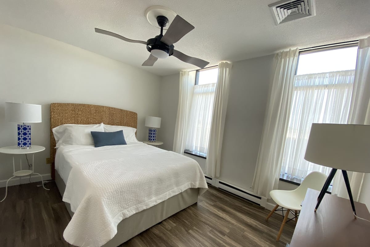Bright and Casual Suite 9 | Living area | 40-inch Smart TV with cable channels, TV, computer monitors
