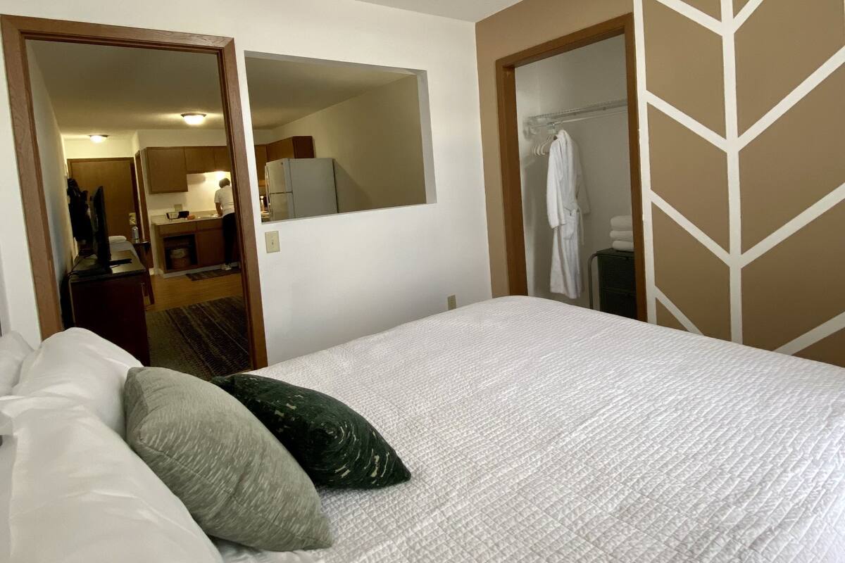 Quiet Retreat Suite 5 | 高級寢具、羽絨被、書桌、遮光窗簾/窗簾