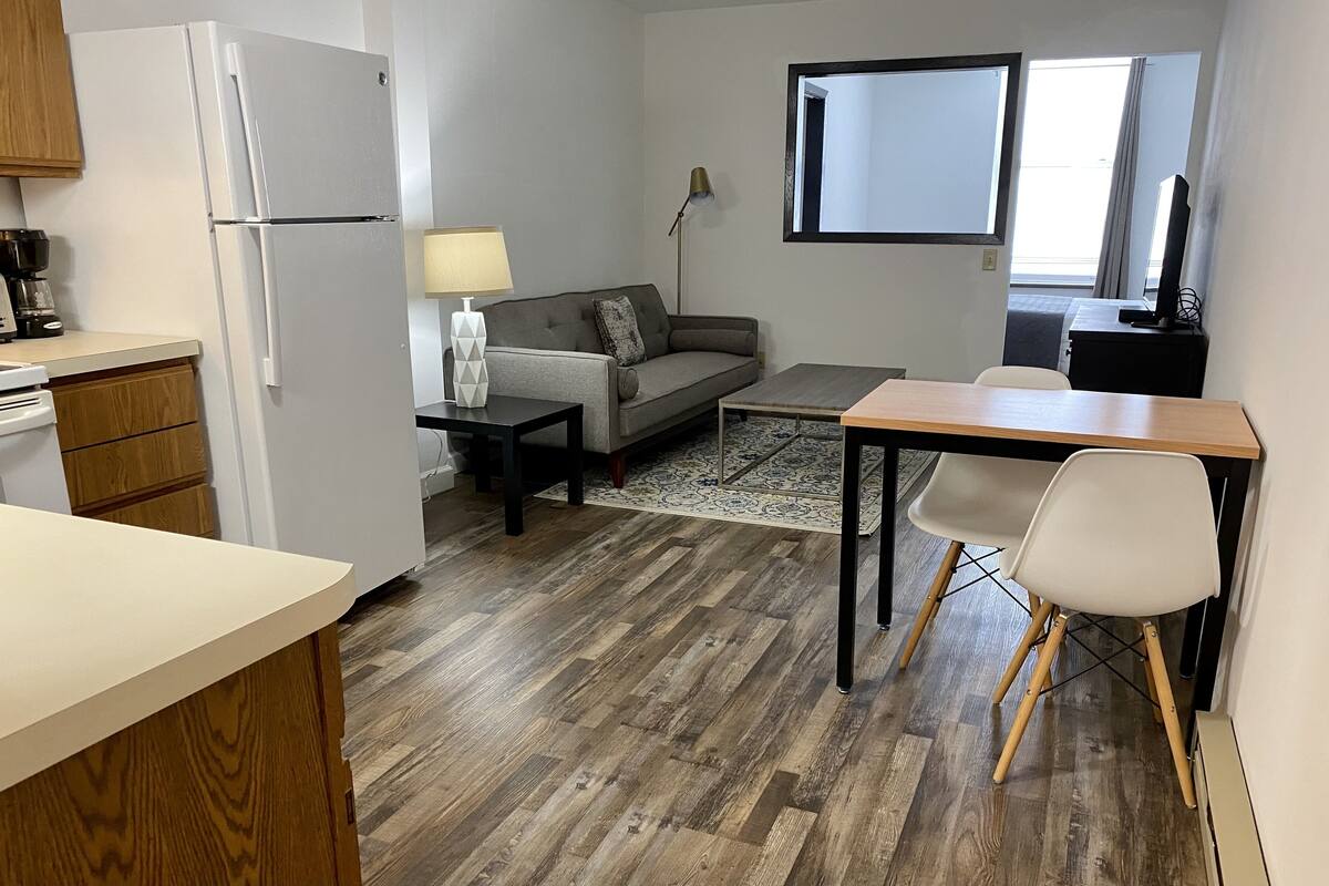 Quiet Retreat Suite 3 | 客廳 | 40 吋智能電視連有線電視頻道、電視、電腦螢幕