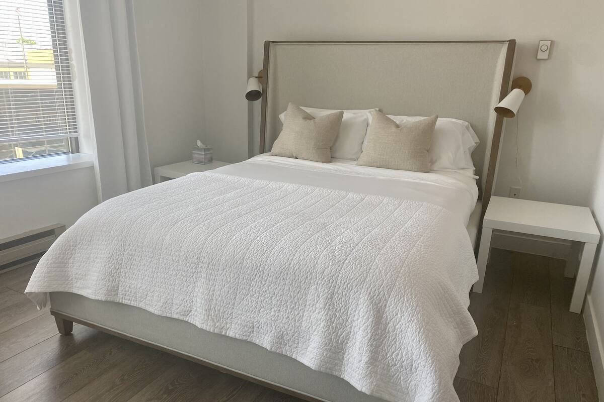 Chic and Elegant Suite 8 | 高級寢具、羽絨被、書桌、遮光窗簾/窗簾