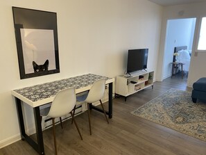 Habitació superior | Sala d'estar | Televisor intel·ligent de 40 polzades amb canals per cable i televisor 