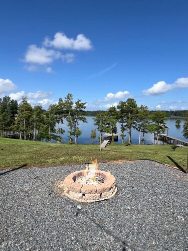 Lake front home with spectacular sunsets! 6 miles from Toledo Tackle!