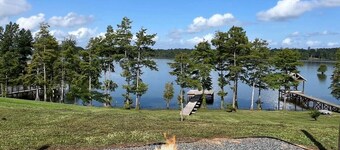 Lake front home with spectacular sunsets! 6 miles from Toledo Tackle!