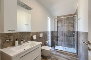 Douche, sèche-cheveux, serviettes fournies, savon