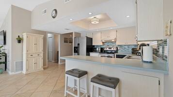 Køleskab, mikrobølgeovn, ovn, kogeplade