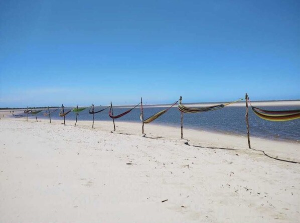 Tæt på stranden, gratis strandhytter, liggestole, parasoller