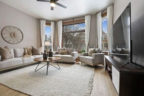 スマートテレビ、テーブルサッカー台、ステレオ