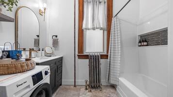 Regadera, secadora de cabello, toallas, jabón