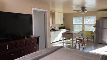 1 bedroom, desk, free WiFi, bed sheets