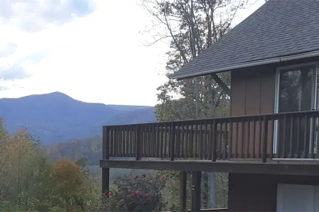 Serendipity with a View. (cozy mountain retreat)