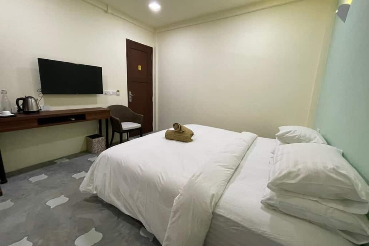 Deluxe Double Room | Desk, laptop workspace, soundproofing, iron/ironing board