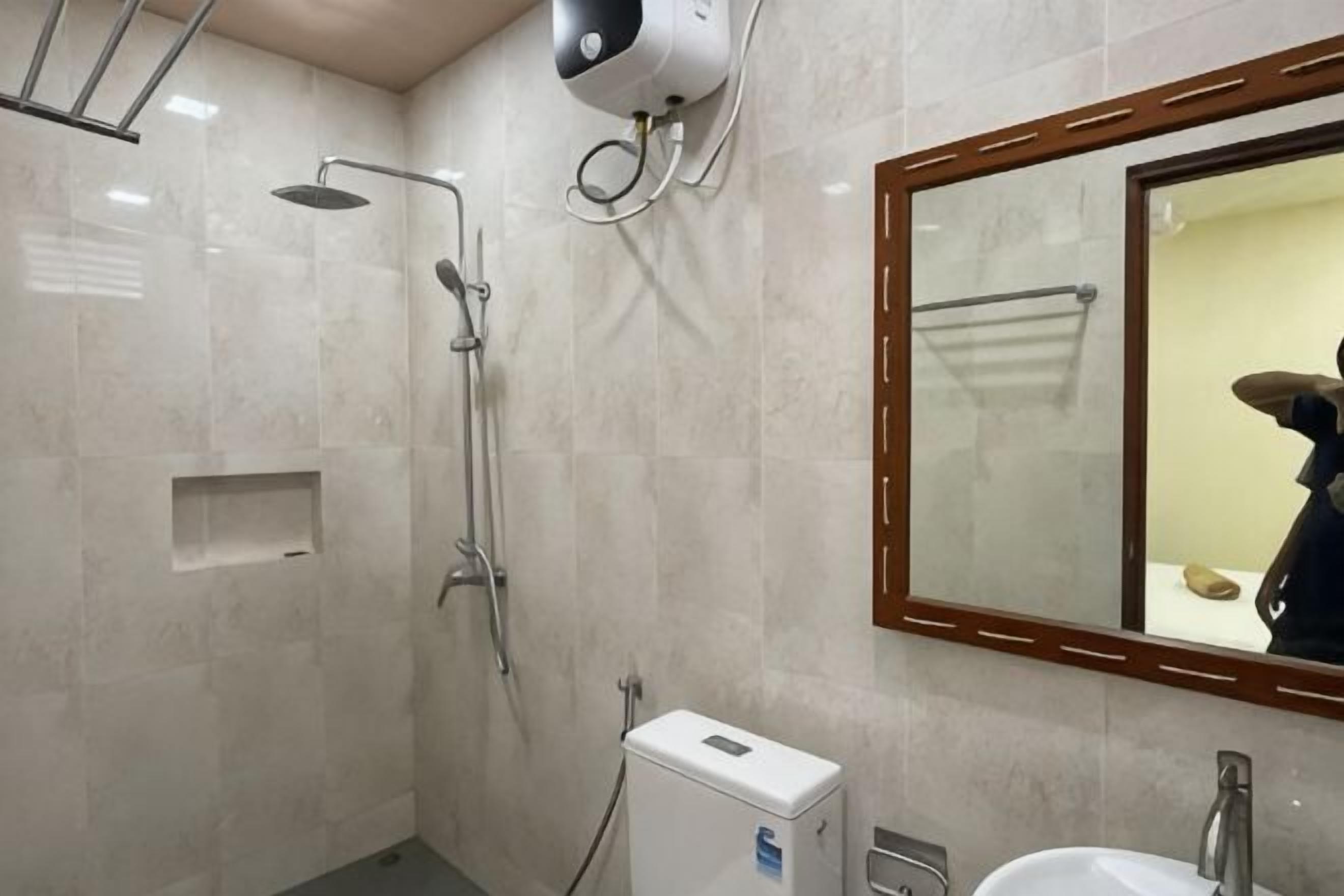 Phòng tắm | Đồ dùng nhà tắm miễn phí, chậu vệ sinh/vòi rửa, khăn tắm 