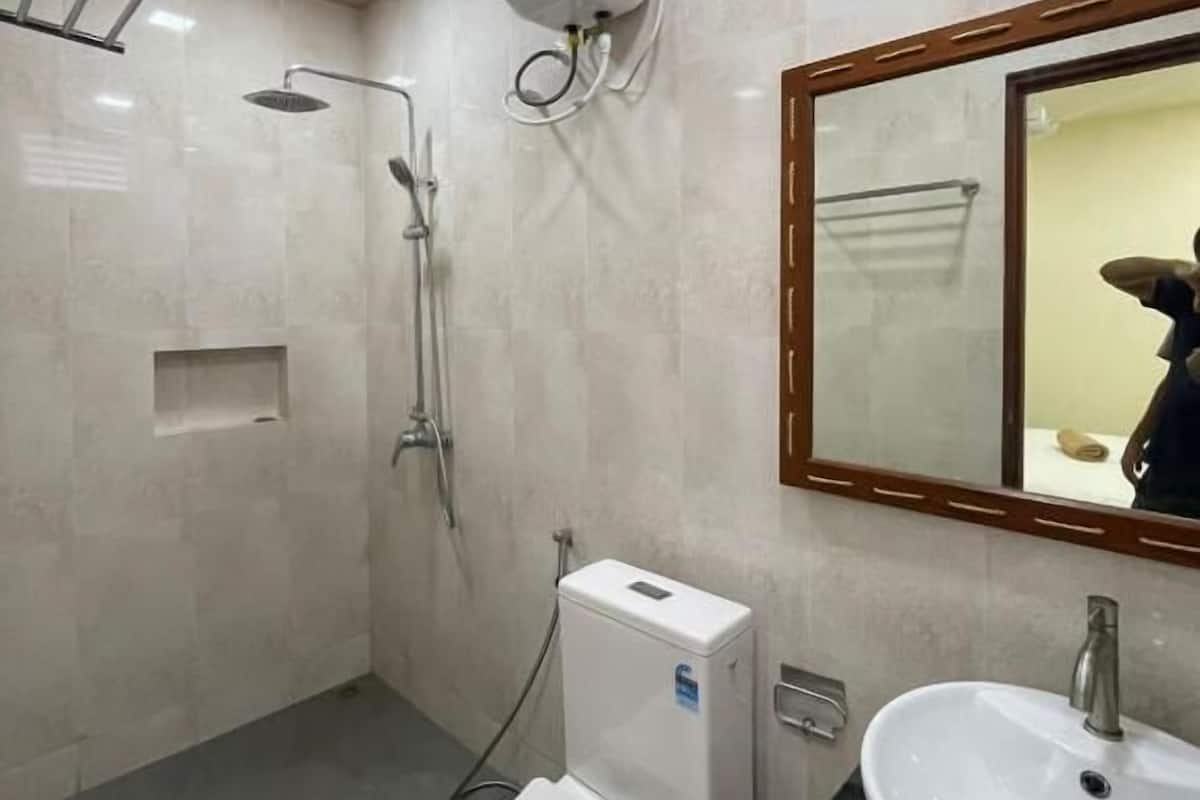 Bathroom | Free toiletries, bidet, towels