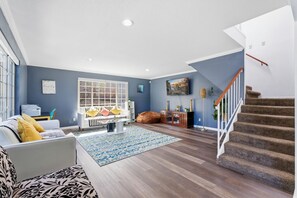 Televisie, een open haard, videospelletjes en een tafeltennistafel