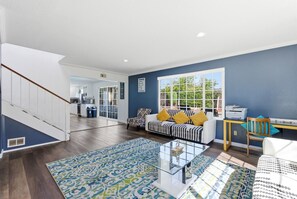 Televisie, een open haard, videospelletjes en een tafeltennistafel