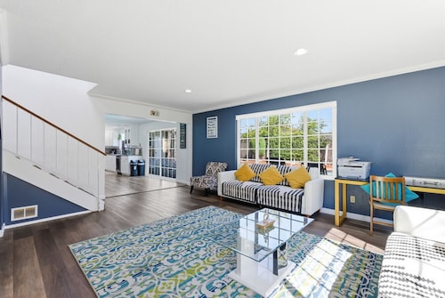 Home Away From Home w/Big Pool and Hot Tub