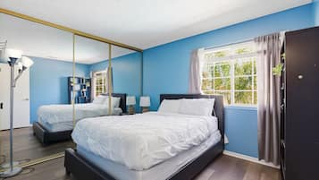 4 chambres, bureau, fer et planche à repasser, lit de bébé portatif
