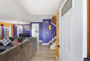 Televisie, een open haard, videospelletjes en een tafeltennistafel