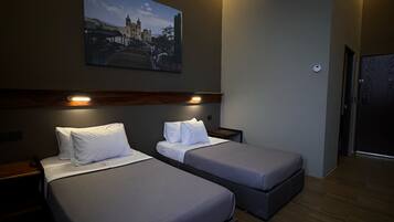 Kamar Deluks, 2 Tempat Tidur Twin | Seprai premium, selimut bulu angsa, brankas, dan meja kerja