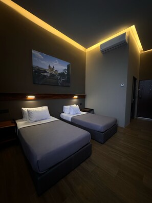 Habitación Deluxe, 2 camas individuales | Ropa de cama de alta calidad y edredón 