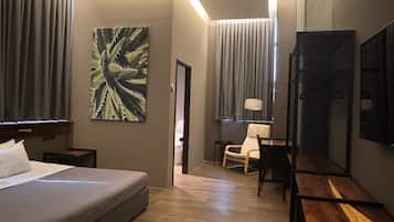 Deluxe Room | Peralatan tempat tidur premium, gebar bulu kapas, peti besi dalam bilik