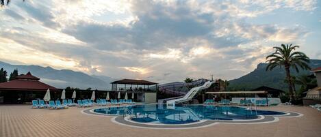 Piscine extérieure en saison