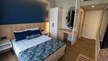 Luxe beddengoed, een minibar, een bureau, een laptopwerkplek