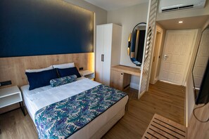 Kamar Double atau Twin Standar | Seprai premium, minibar, meja kerja, dan ruang kerja ramah laptop