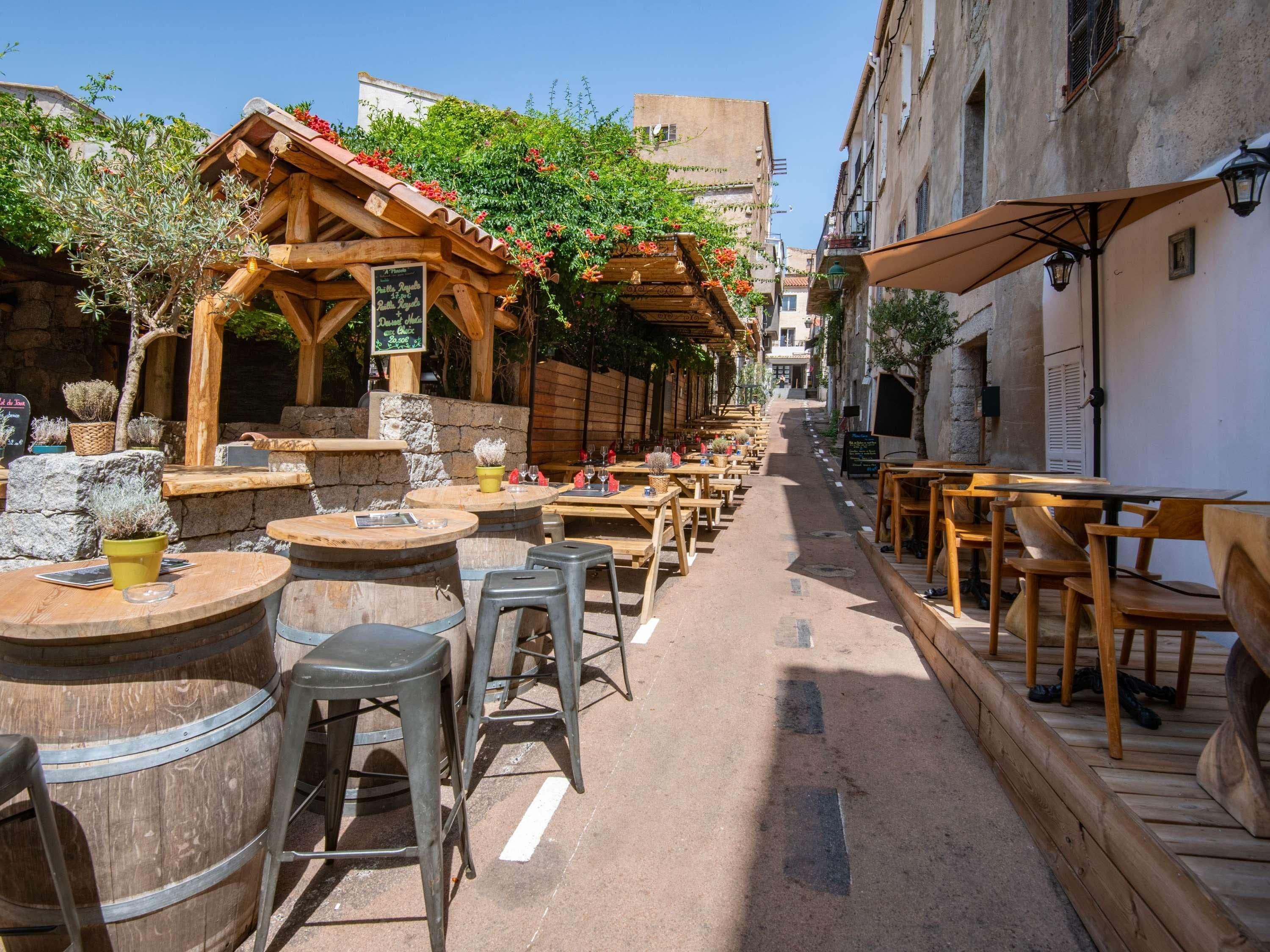 تناول الطعام بالخارج