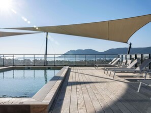A rooftop pool with a clear view of the sea and mountains. - Ibis Styles Porto Vecchio (Porto-Vecchio)