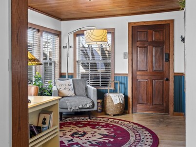 Peaceful Home Downtown + Coffee Bar + Pet Friendly + Interactive Mural