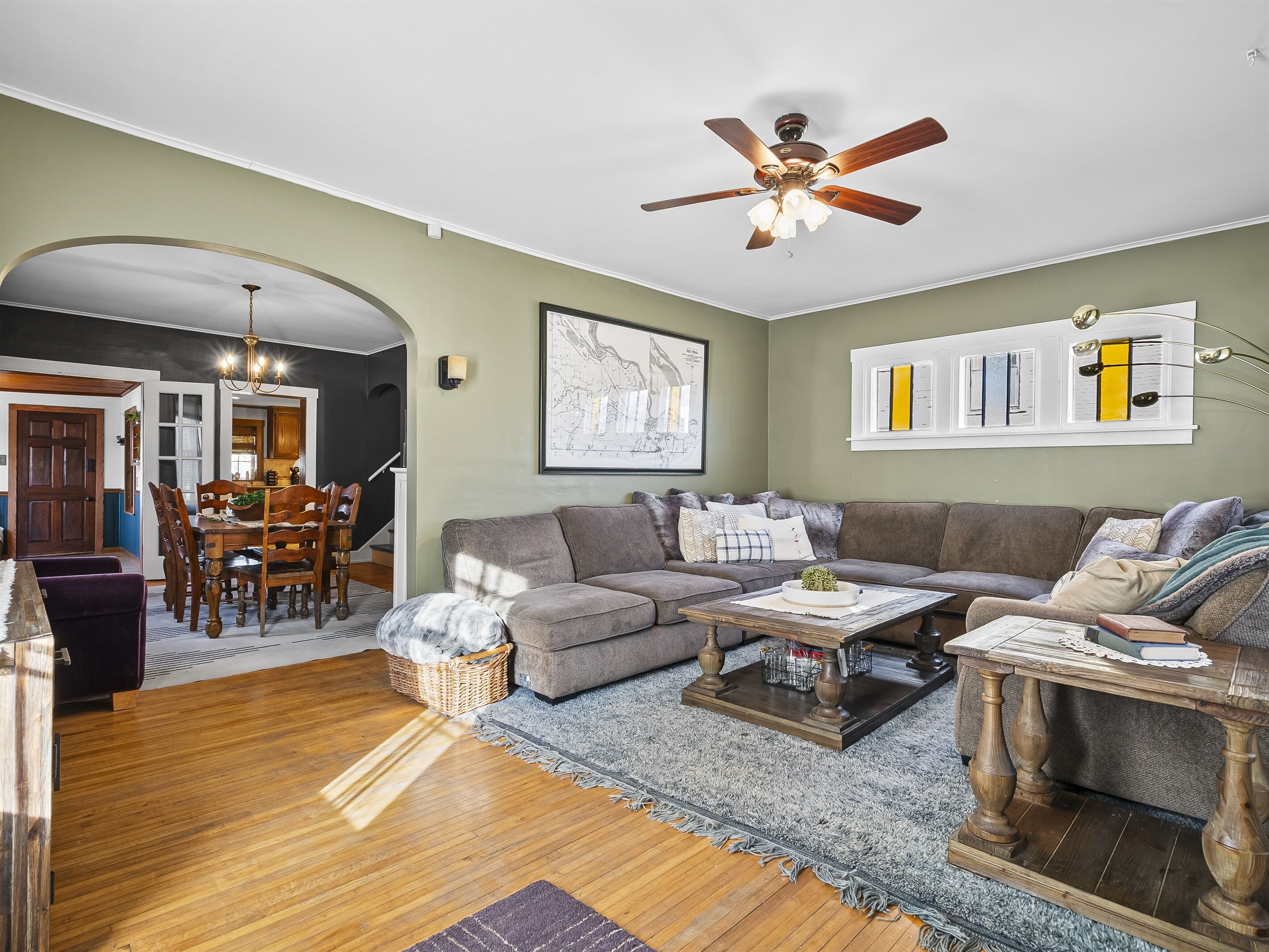 Smart-TV, Kamin, Bücher