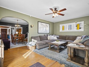 Smart-TV, Kamin, Bücher