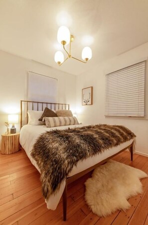 3 Schlafzimmer, Schreibtisch, Bügeleisen/Bügelbrett, Reisekinderbett