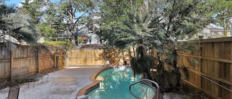 Een verwarmd zwembad