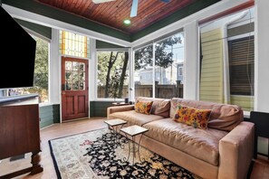 Smart TV, fireplace, books, stereo - Luxury Victorian near Forsyth Park / Heated Private Pool / Gated Parking (Savannah)