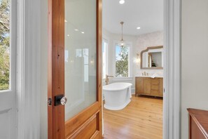 Shower, bidet, towels