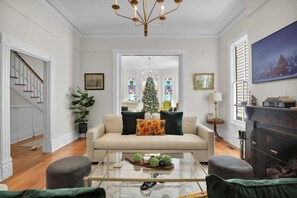 Smart TV, fireplace, books, stereo - Luxury Victorian near Forsyth Park / Heated Private Pool / Gated Parking (Savannah)