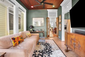 Smart-TV, Kamin, Bücher, Stereoanlage