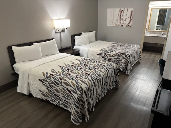 Premium bedding, desk, laptop workspace, blackout curtains - Red Roof Inn Birmingham (Birmingham)