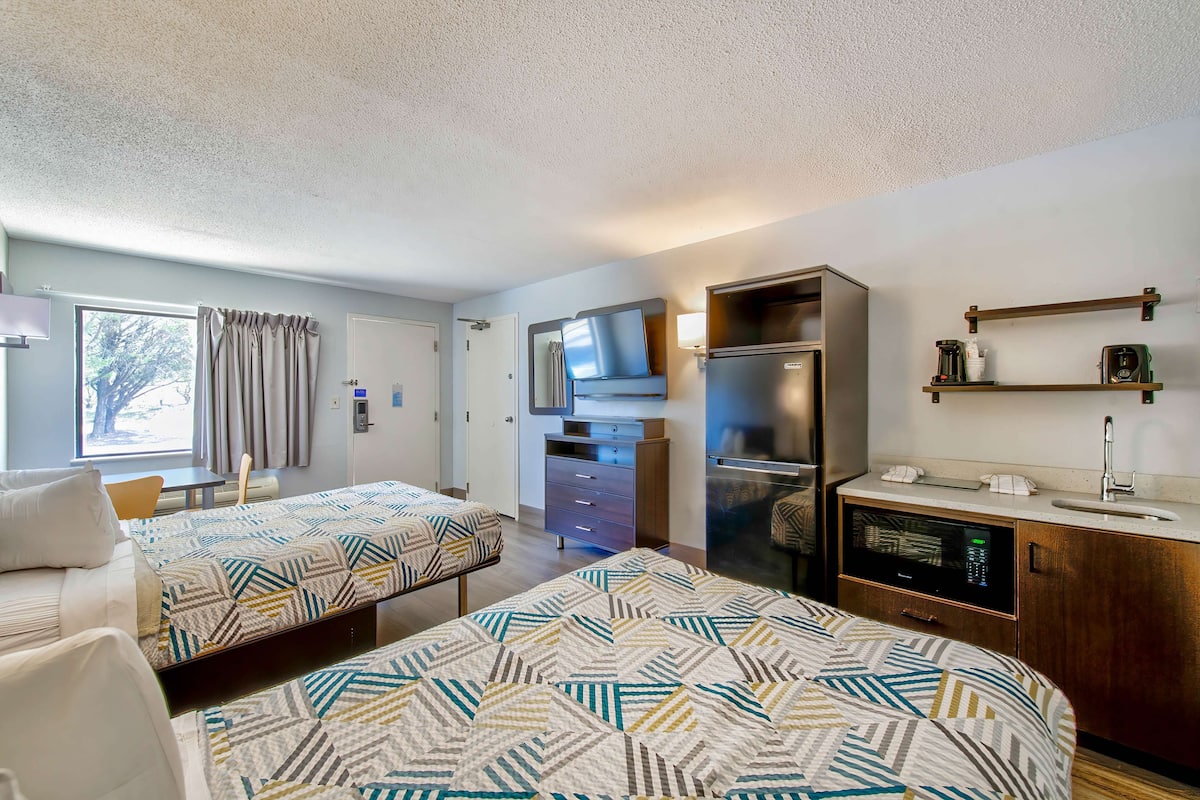 Ylelliset vuodevaatteet, työpöytä